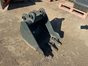 Image of a used Hyundai 30mm Pin Digging Bucket 18 INCH