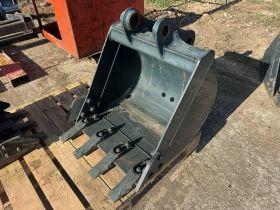 Image of a used Hyundai 40mm Pin Digging Bucket 24 INCH
